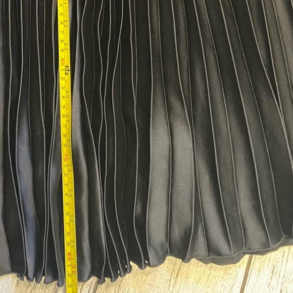 H&M Black A-Line Pleated Skirt - Picture 3 of 7